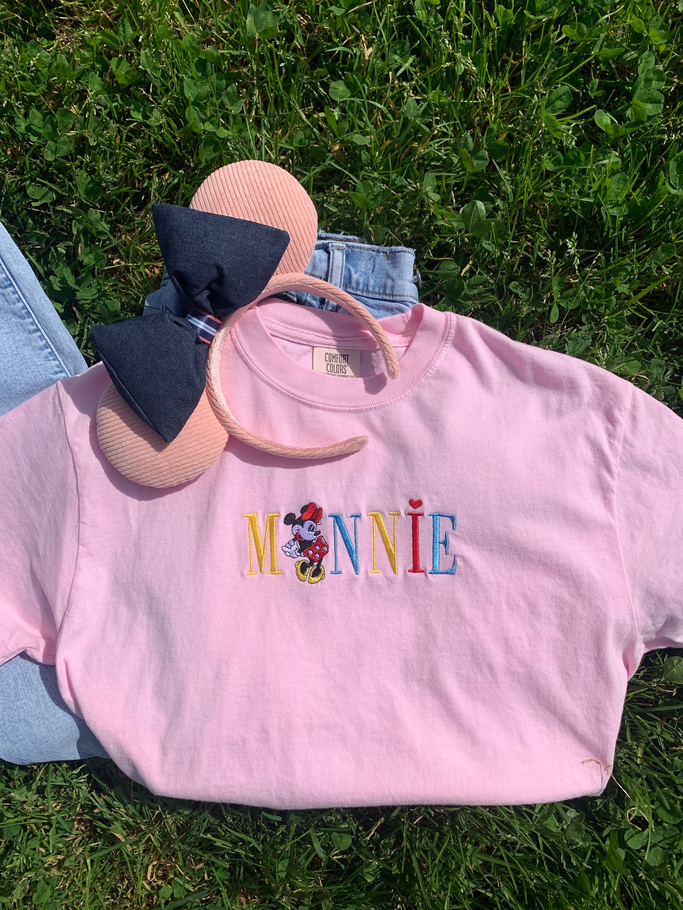 Vintage Minnie Embroidered Tee – Retro Minnie Mouse Embroidery T-Shirt for Everyday and Vacation Wear