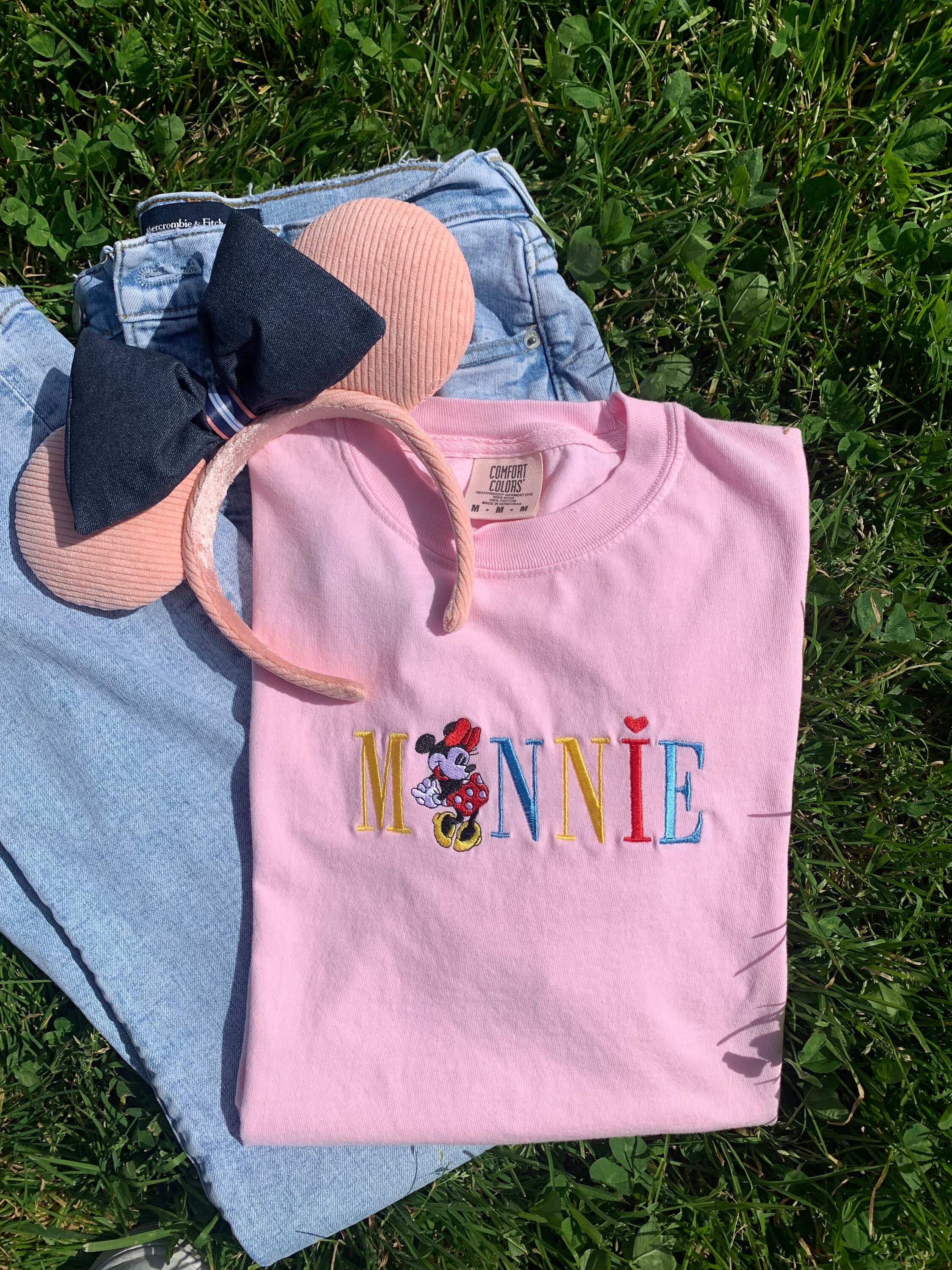 Vintage Minnie Embroidered Tee – Retro Minnie Mouse Embroidery T-Shirt for Everyday and Vacation Wear - photo 2