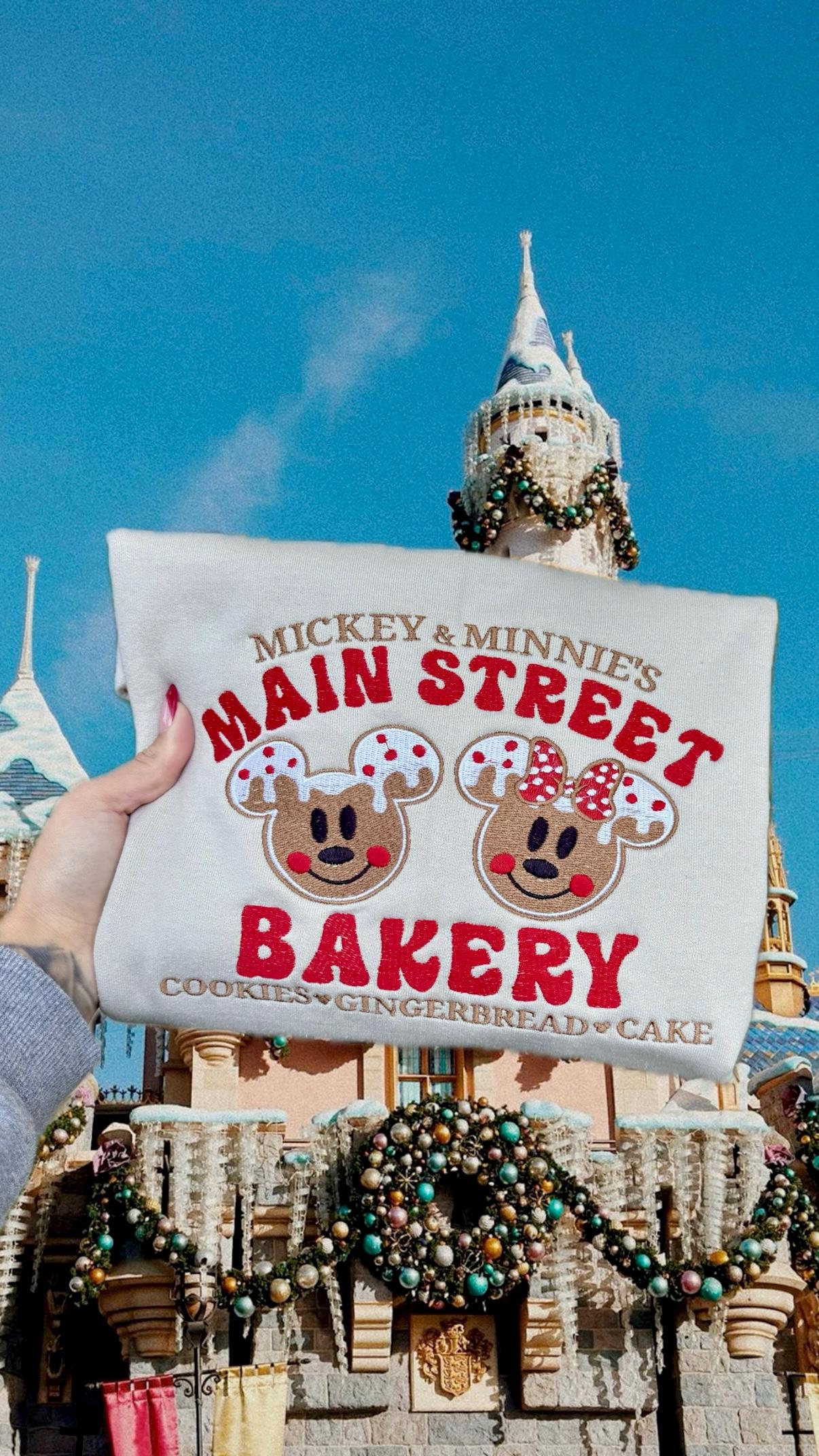 Disneyland Christmas Embroidered Crewneck with Gingerbread Mickey and Minnie – Holiday Sweatshirt for Park Trips