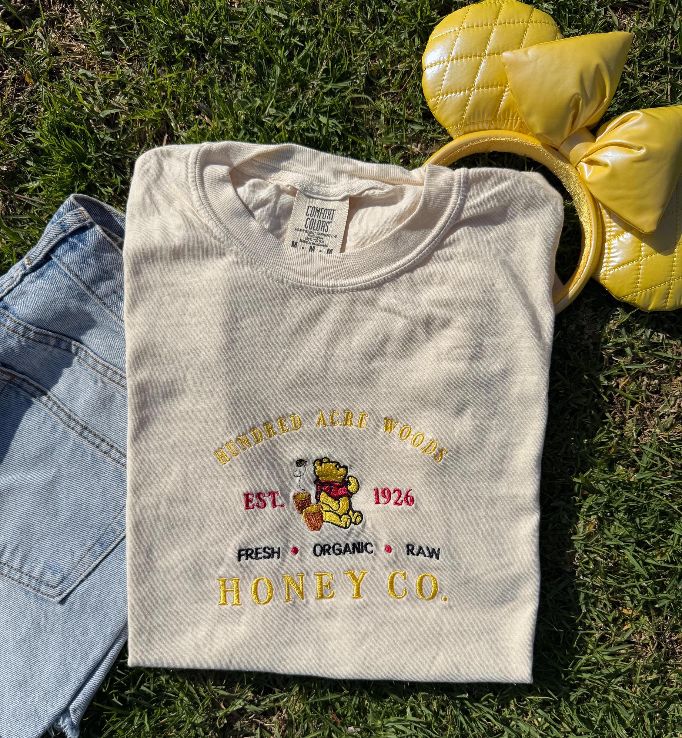 Vintage Winnie the Pooh Embroidered Tee – Retro Pooh Embroidery T-Shirt for Everyday and Park Wear