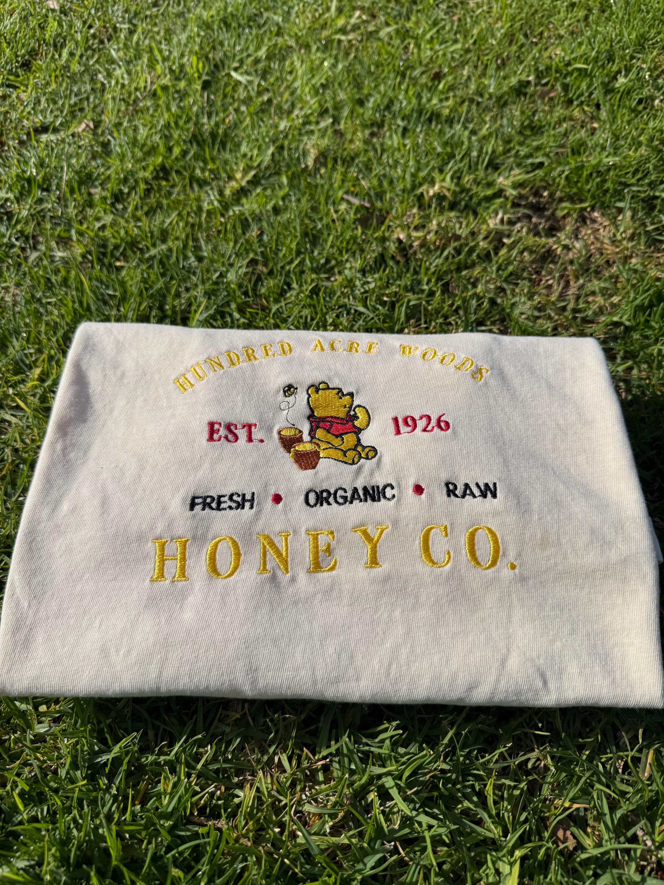 Vintage Winnie the Pooh Embroidered Tee – Retro Pooh Embroidery T-Shirt for Everyday and Park Wear - photo 2