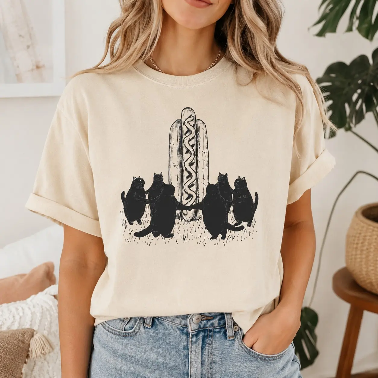 Black Cats Around Hot Dog Graphic Shirt for Women, Funny Vintage Short Sleeve Tee for Everyday Wear and Cat Lover Gift